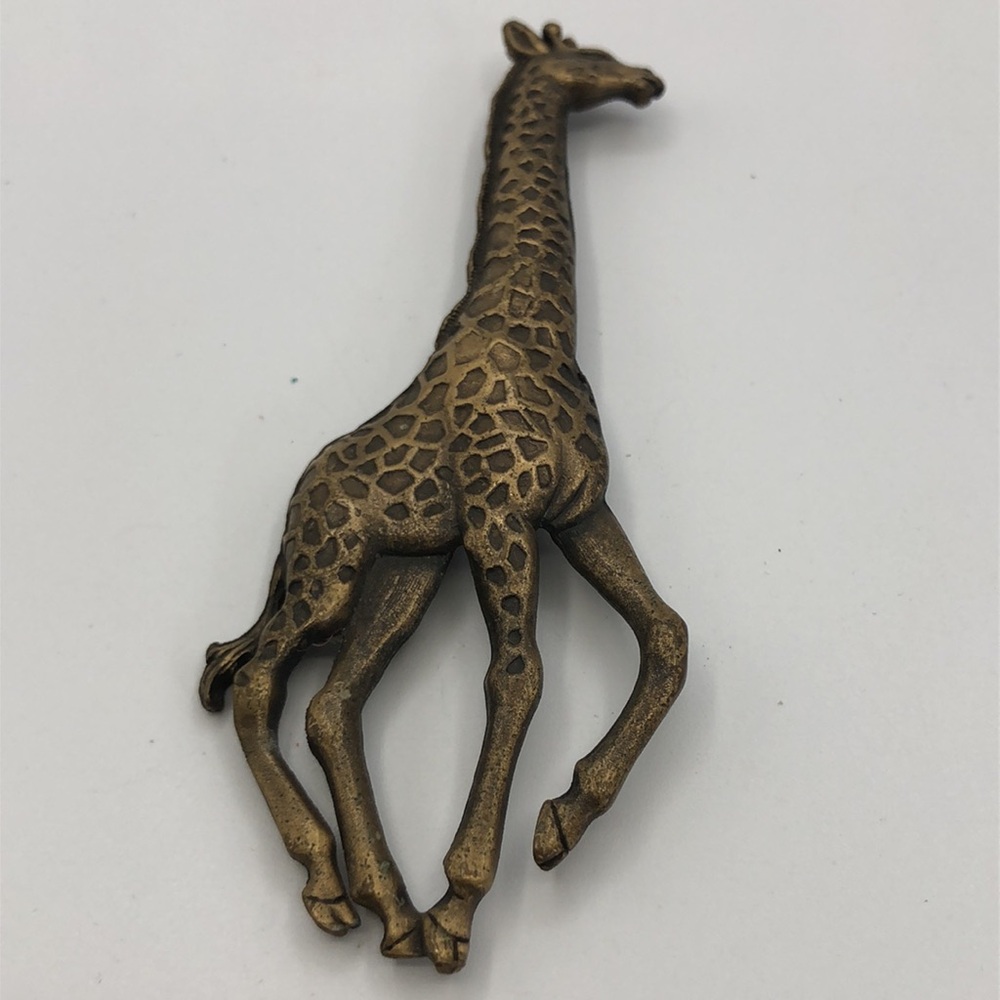 A Geacefull Giraffe pin, brooch. Bronze color textured metal VTG